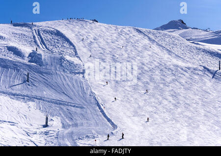 Skipiste auf überraschende Gletscher in den österreichischen Alpen mit Skifahrer, Snowboarder und Schneelanzen. Stockfoto