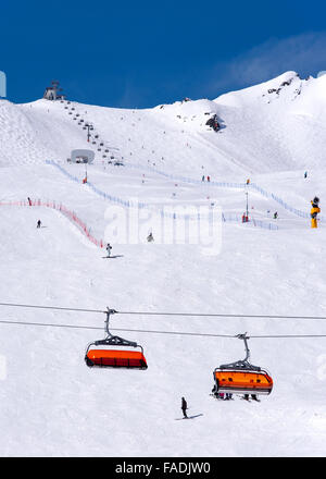 Skifahrer, orange-Sessellift und Slalom-Kurs im alpinen Skigebiet Sölden im Ötztal Alpen, Tirol, Österreich Stockfoto