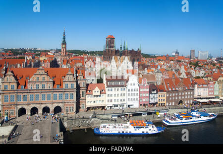 Alte Stadt Danzig in Polen mit der Green Gate, Rathaus, Dom und touristische Schiffe Stockfoto