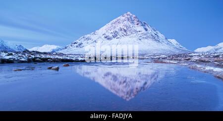 Ein Farbbild übernommen aus dem Fluß Etive in der Nähe von Kings House Hotel in Glencoe des Schnees bedeckt Buachaille Etive Mor Stockfoto