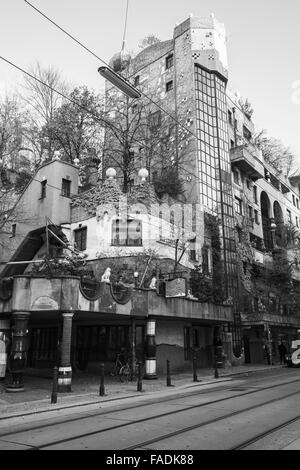 Wien, Österreich - 1. November 2015: schwarz und weiß Straßenansicht mit Hundertwasser-Haus, eines der bekanntesten Wahrzeichen der Stadt Stockfoto