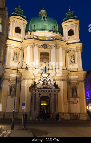 Wien, Österreich - 4. November 2015: Peterskirche oder St. Peterskirche Fassade mit Nachtbeleuchtung Stockfoto