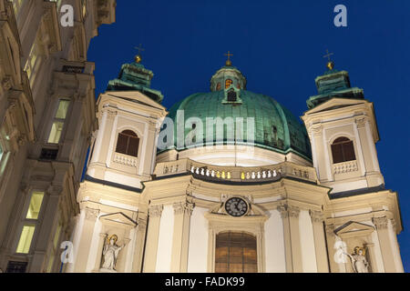 Peterskirche oder St. Peterskirche Fassade mit Nachtbeleuchtung. Wien, Österreich Stockfoto