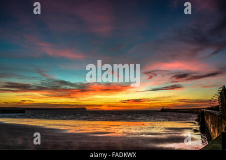 Newhaven, East Sussex, Großbritannien. Dezember 2015. Großbritannien Wetter: Fantastische Farben vor Sonnenaufgang an der Südküste. Stockfoto