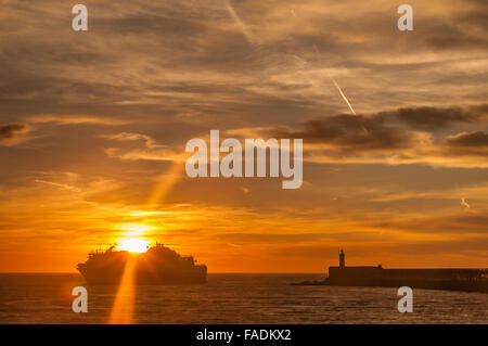 Newhaven, East Sussex, Großbritannien. Dezember 2015. Großbritannien Wetter: Fantastische Farben, wenn die Fähre bei Sonnenaufgang an der Südküste ankommt. Stockfoto