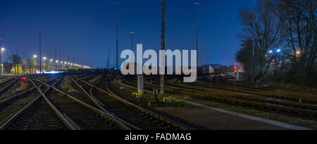 Lagerung tracks mit Güterzügen am Abend, Güterbahnhof, Hamburg, Deutschland Stockfoto