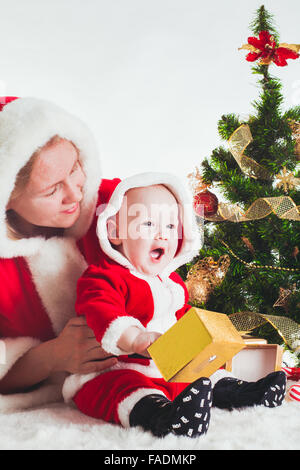 Weihnachten Baby und Mama Stockfoto