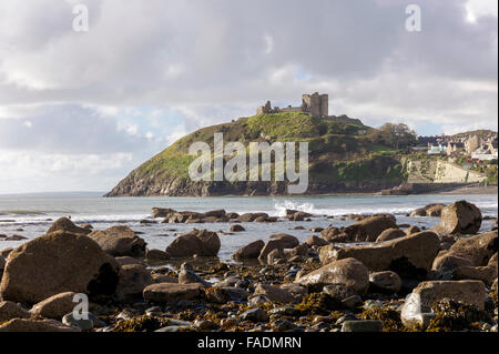 Ein Blick auf die felsige Bucht in Richtung Criccieth Burg steigt aus dem Meer auf einer Landzunge in der Cardigan Bay, angrenzend an die Stadt. Stockfoto