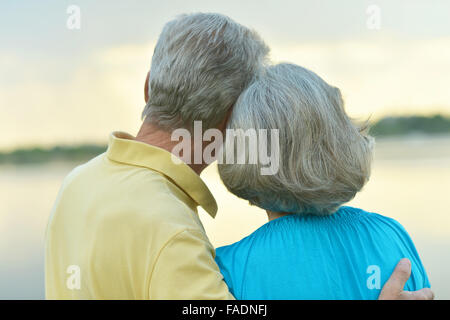 Älteres Paar in Liebe bei Sonnenuntergang Stockfoto