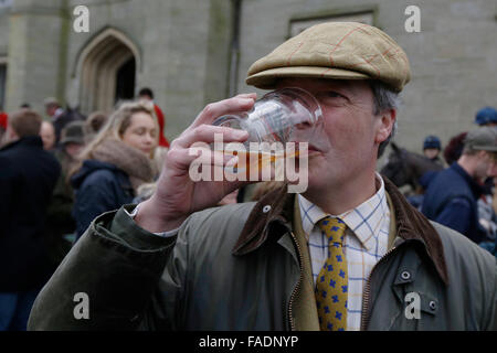 United Kingdon Independence Party (UKIP) Führer Nigel Farage Atends, die die alte Surrey Burstow und West Kent Jagd auf Chiddings fahren Stockfoto