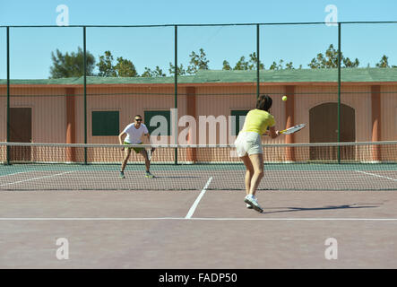 Tennis-Spieler stehen in der Nähe von net Stockfoto