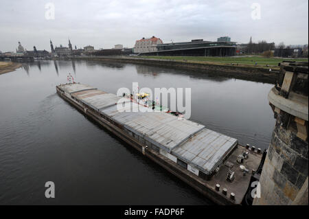 Drazdany, Deutschland. 28. Dezember 2015. Tschechischer Schlepper steckt unter der Marienbruecke-Brücke an der Elbe in Dresden, Deutschland, 28. Dezember 2015. Die Labe (Elbe) River Basin Authority hat eine Welle entlang des Flusses zur Rettung eine tschechischen Frachtschiff geschickt. Das 90-Meter-Schiff mit einer Ladung von 1100 Tonnen steckengeblieben in Deutschland während seiner Reise nach Decin, Nordböhmen, am Sonntag 27. © Libor Zavoral/CTK Foto/Alamy Live-Nachrichten Stockfoto