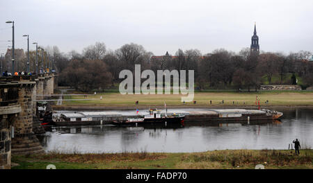 Drazdany, Deutschland. 28. Dezember 2015. Tschechischer Schlepper steckt unter der Marienbruecke-Brücke an der Elbe in Dresden, Deutschland, 28. Dezember 2015. Die Labe (Elbe) River Basin Authority hat eine Welle entlang des Flusses zur Rettung eine tschechischen Frachtschiff geschickt. Das 90-Meter-Schiff mit einer Ladung von 1100 Tonnen steckengeblieben in Deutschland während seiner Reise nach Decin, Nordböhmen, am Sonntag 27. © Libor Zavoral/CTK Foto/Alamy Live-Nachrichten Stockfoto