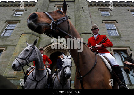 Mitglieder des alten Surrey Burstow und West Kent Hunt versammeln sich am Chiddingstone Schloss für die jährliche Boxing Day Jagd in Chiddingst Stockfoto