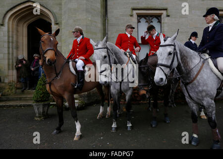 Mitglieder des alten Surrey Burstow und West Kent Hunt versammeln sich am Chiddingstone Schloss für die jährliche Boxing Day Jagd in Chiddingst Stockfoto