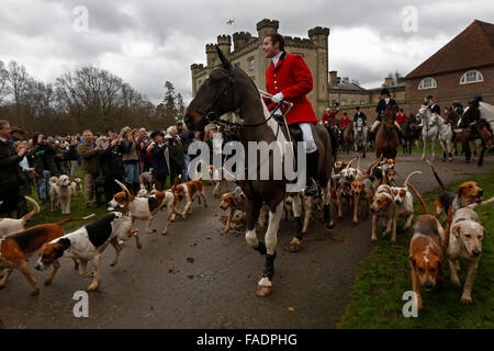 Mitglieder des alten Surrey Burstow und West Kent Hunt fahren Chiddingstone Schloss für die jährliche Boxing Day Jagd in Chiddingstone Stockfoto