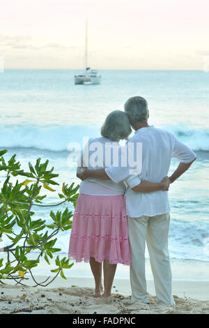 Älteres Ehepaar am Strand mit Blick aufs Meer Stockfoto