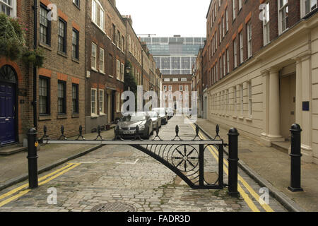 Graue Himmelsblick georgischen Terrassen über ältere Straße von Fleur de Lis Straße nach Folgate Street, Shoreditch, London, UK Stockfoto