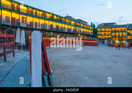 Der Hauptplatz als Stierkampfarena, Nachtansicht. Chinchon, Provinz Madrid, Spanien. Stockfoto