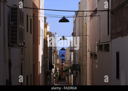 Gasse mit Straßenlaternen in Morro Jable auf der Kanarischen Insel Fuerteventura, Spanien, 14. Oktober 2015. Foto: Peter Zimmermann - kein Draht-Dienst- Stockfoto