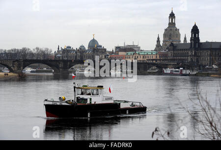 Drazdany, Deutschland. 28. Dezember 2015. Tschechischer Schlepper (zurück) ist unter der Marienbruecke-Brücke an der Elbe in Dresden, Deutschland, 28. Dezember 2015 fest. Die Labe (Elbe) River Basin Authority hat eine Welle entlang des Flusses zur Rettung eine tschechischen Frachtschiff geschickt. Das 90-Meter-Schiff mit einer Ladung von 1100 Tonnen steckengeblieben in Deutschland während seiner Reise nach Decin, Nordböhmen, am Sonntag 27. Im Bild vorne Schlepper, die kamen, um das Tschechische Boot zu helfen. © Libor Zavoral/CTK Foto/Alamy Live-Nachrichten Stockfoto