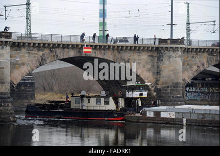 Drazdany, Deutschland. 28. Dezember 2015. Tschechischer Schlepper steckt unter der Marienbruecke-Brücke an der Elbe in Dresden, Deutschland, 28. Dezember 2015. Die Labe (Elbe) River Basin Authority hat eine Welle entlang des Flusses zur Rettung eine tschechischen Frachtschiff geschickt. Das 90-Meter-Schiff mit einer Ladung von 1100 Tonnen steckengeblieben in Deutschland während seiner Reise nach Decin, Nordböhmen, am Sonntag 27. © Libor Zavoral/CTK Foto/Alamy Live-Nachrichten Stockfoto