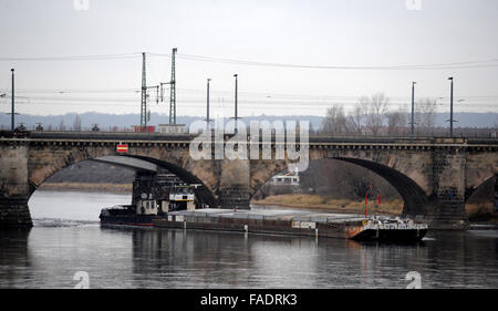 Drazdany, Deutschland. 28. Dezember 2015. Tschechischer Schlepper steckt unter der Marienbruecke-Brücke an der Elbe in Dresden, Deutschland, 28. Dezember 2015. Die Labe (Elbe) River Basin Authority hat eine Welle entlang des Flusses zur Rettung eine tschechischen Frachtschiff geschickt. Das 90-Meter-Schiff mit einer Ladung von 1100 Tonnen steckengeblieben in Deutschland während seiner Reise nach Decin, Nordböhmen, am Sonntag 27. © Libor Zavoral/CTK Foto/Alamy Live-Nachrichten Stockfoto