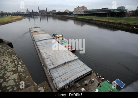 Drazdany, Deutschland. 28. Dezember 2015. Tschechischer Schlepper steckt unter der Marienbruecke-Brücke an der Elbe in Dresden, Deutschland, 28. Dezember 2015. Die Labe (Elbe) River Basin Authority hat eine Welle entlang des Flusses zur Rettung eine tschechischen Frachtschiff geschickt. Das 90-Meter-Schiff mit einer Ladung von 1100 Tonnen steckengeblieben in Deutschland während seiner Reise nach Decin, Nordböhmen, am Sonntag 27. © Libor Zavoral/CTK Foto/Alamy Live-Nachrichten Stockfoto