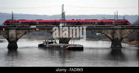 Drazdany, Deutschland. 28. Dezember 2015. Tschechischer Schlepper steckt unter der Marienbruecke-Brücke an der Elbe in Dresden, Deutschland, 28. Dezember 2015. Die Labe (Elbe) River Basin Authority hat eine Welle entlang des Flusses zur Rettung eine tschechischen Frachtschiff geschickt. Das 90-Meter-Schiff mit einer Ladung von 1100 Tonnen steckengeblieben in Deutschland während seiner Reise nach Decin, Nordböhmen, am Sonntag 27. © Libor Zavoral/CTK Foto/Alamy Live-Nachrichten Stockfoto