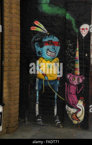 Cranio-Wandbild von blauen Amazonas Regenwald indischen halten Blei rosa Ratte sitzen weiße Henne, Brick Lane an Pedley Street, London, E1 Stockfoto