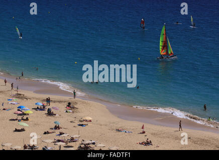 Touristen genießen das sommerliche Wetter am Strand in der Nähe von Morro Jable auf der Kanarischen Insel Fuerteventura, Spanien, 13. Oktober 2015. Foto: Peter Zimmermann - kein Draht-Dienst- Stockfoto