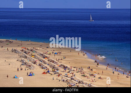 Touristen genießen das sommerliche Wetter am Strand in der Nähe von Morro Jable auf der Kanarischen Insel Fuerteventura, Spanien, 12. Oktober 2015. Foto: Peter Zimmermann - kein Draht-Dienst- Stockfoto