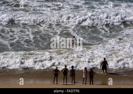 Touristen genießen das sommerliche Wetter am Strand in der Nähe von Morro Jable auf der Kanarischen Insel Fuerteventura, Spanien, 16. Oktober 2015 und Blick auf das Meer gestört. Aufgrund der zu hohen Wellen und einen gefährlichen Strom ist das Baden verboten. Foto: Peter Zimmermann - kein Draht-Dienst- Stockfoto