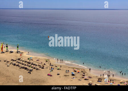 Touristen genießen das sommerliche Wetter am Strand in der Nähe von Morro Jable auf der Kanarischen Insel Fuerteventura, Spanien, 12. Oktober 2015. Foto: Peter Zimmermann - kein Draht-Dienst- Stockfoto