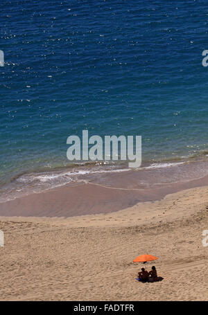 Touristen genießen das sommerliche Wetter am Strand in der Nähe von Morro Jable auf der Kanarischen Insel Fuerteventura, Spanien, 12. Oktober 2015. Foto: Peter Zimmermann - kein Draht-Dienst- Stockfoto