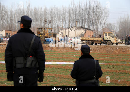 Zhengzhou. 28. Dezember 2015. Sicherheitskräfte gehen im Dienst in der Nähe einer Szene nach einer Explosion im Shijing Dorf, Jiaozuo City, 28. Dezember 2015. Eine Explosion an einem Feuerwerk Speicher Ort im Shijing Dorf Jiaozuo am Montagmorgen verlassen hat drei Menschen tot und vier weitere wurden verletzt. Bildnachweis: Xinhua/Alamy Live-Nachrichten Stockfoto