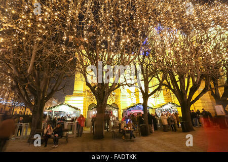 Menschen genießen den Advent vor der Art Pavilion mit beleuchteten Bäumen und Essen steht in König Tomislav Park in Zagreb Stockfoto