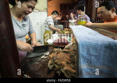 Personal bereitet Schüsseln mit Pho Bo (Rindfleisch Nudelsuppe) an die legendären Pho Gia Truyen bei 49 Bat Dan in Hanois Altstadt. Stockfoto