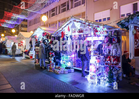 Souvenir steht zur Adventszeit in Bogoviceva Straße in Zagreb, Kroatien. Stockfoto