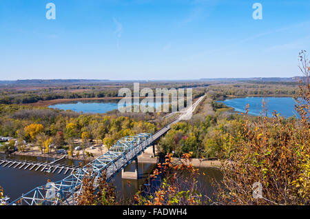 Luftaufnahme der Brücke der Autobahn 63 Kreuzung Mississippi Fluß und Backwaters in Wisconsin aus Scheune in Red bluff Flügel minnesota Stockfoto