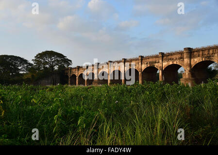 Brücke und Fluss. Ein kleiner Ort in Palakkad, Kerala. Stockfoto