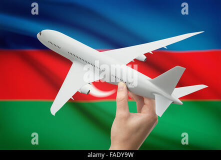Flugzeug in der Hand mit Nationalflagge auf Hintergrund - Aserbaidschan Stockfoto