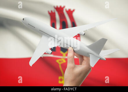 Flugzeug in der Hand mit Nationalflagge auf Hintergrund - Gibraltar Stockfoto