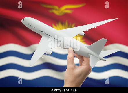 Flugzeug in der Hand mit Nationalflagge auf Hintergrund - Kiribati Stockfoto