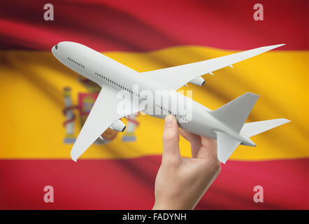Flugzeug in der Hand mit Nationalflagge auf Hintergrund - Spanien Stockfoto