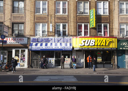 Schaufenster entlang der Kirche Avenue im multiethnischen, multikulturellen Kensington Stadtteil von Brooklyn, NY. Stockfoto