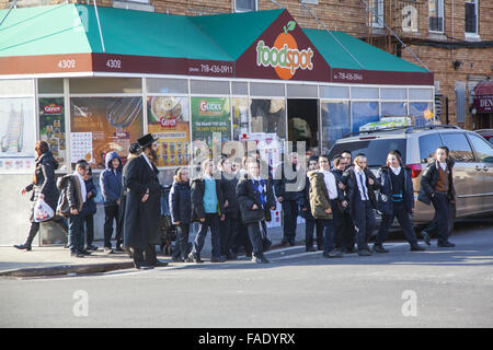 Orthodoxe jüdische Schulkinder auf der Straße im Stadtteil Borough Park von Brooklyn, New York. Stockfoto