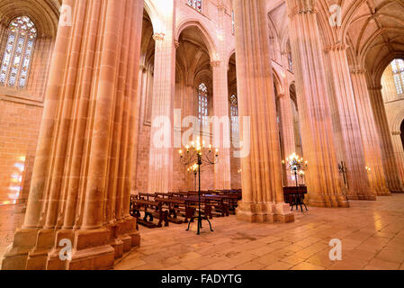 Portugal: Kirchenschiff und gotische Säulen von der Klosterkirche Santa Maria da Vitoria in Batalha Stockfoto