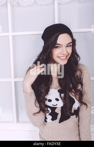 Süße Mädchen im Winter-Outfit posiert für die Kamera Stockfoto