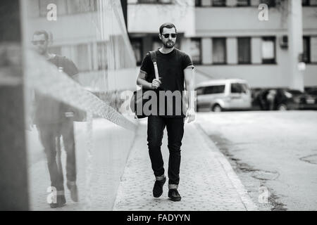 Zuversichtlich Mann posiert in Selvedge-jeans Stockfoto